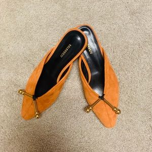 Cute orange suede mules from Salondeju